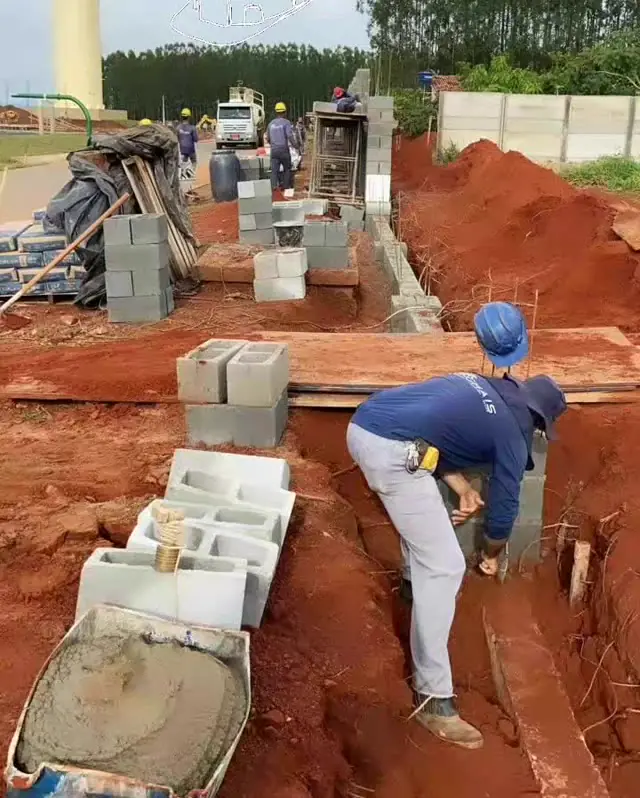 Profissional da EngMais trabalhando na fundação de uma obra