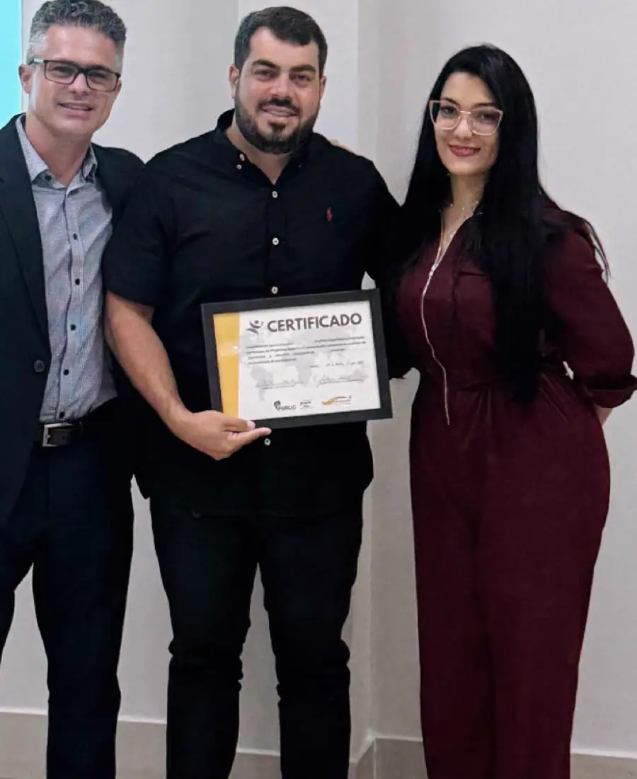Equipe da EngMais recebendo certificado