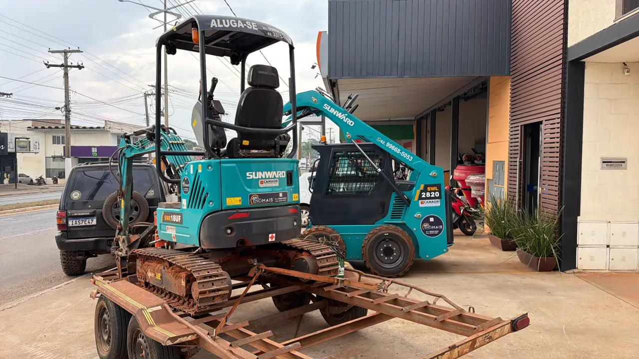 Mini escavadeira sobre carreta pronta para transporte