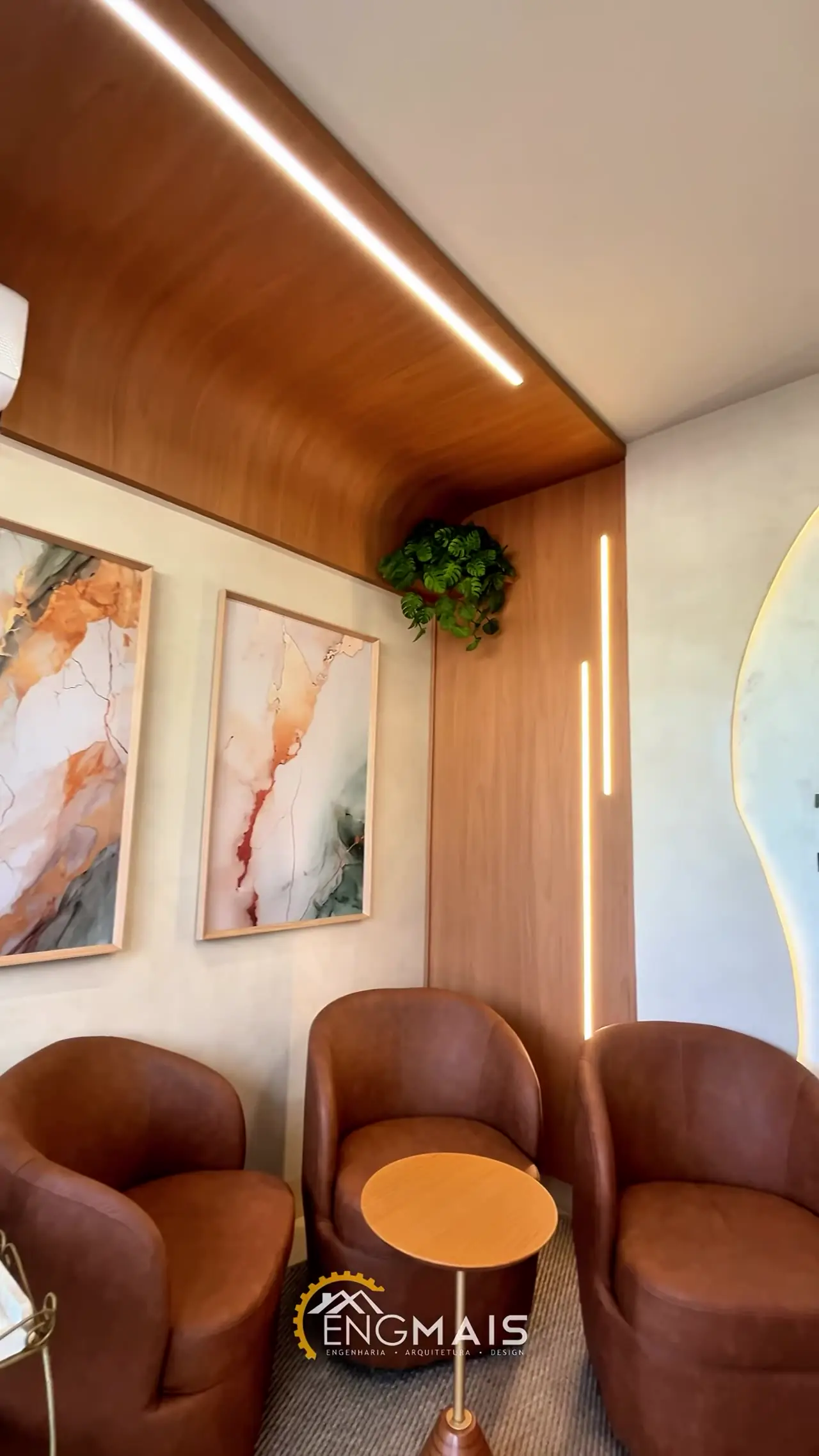 Sala de espera com poltronas de couro e painel de madeira