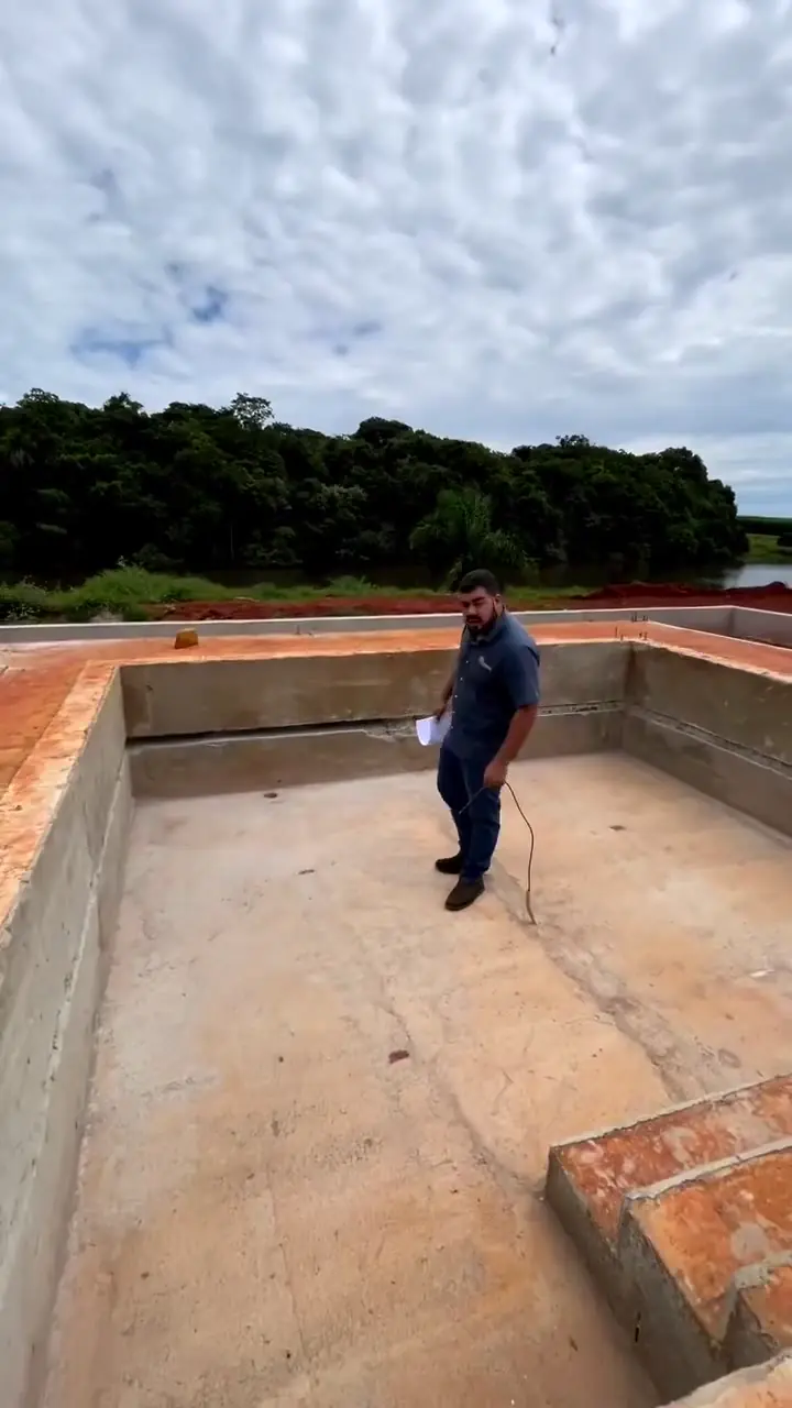 Piscina em construção na obra